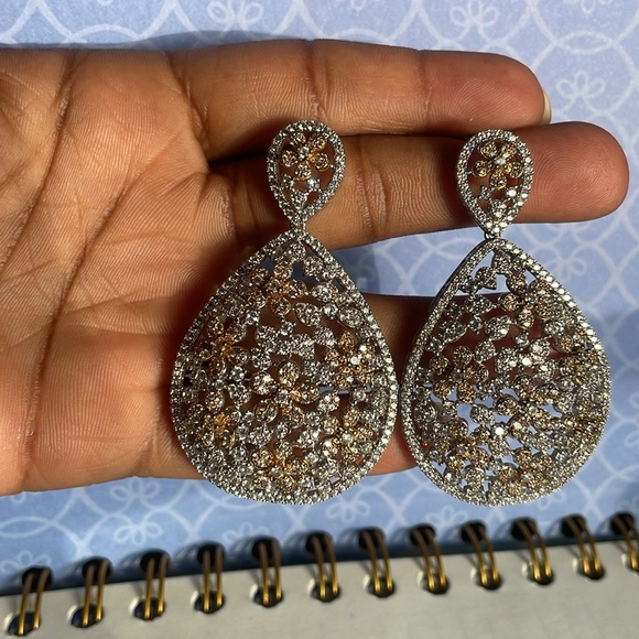 Source Unknown Jewelry - Raindrop diamond earrings